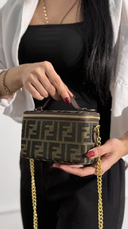 شنطة - FENDI makeup - شامل علبة الشركة